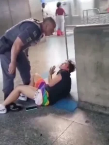 policial dá tapa em mulher no metrô