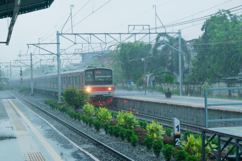 Ferrovias e Chuva: Impacto na Velocidade Média e Onde Encontrar Dados