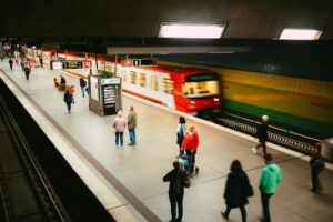 Prioridade Dinâmica: O Fim das Longas Esperas em Estações de Trem
