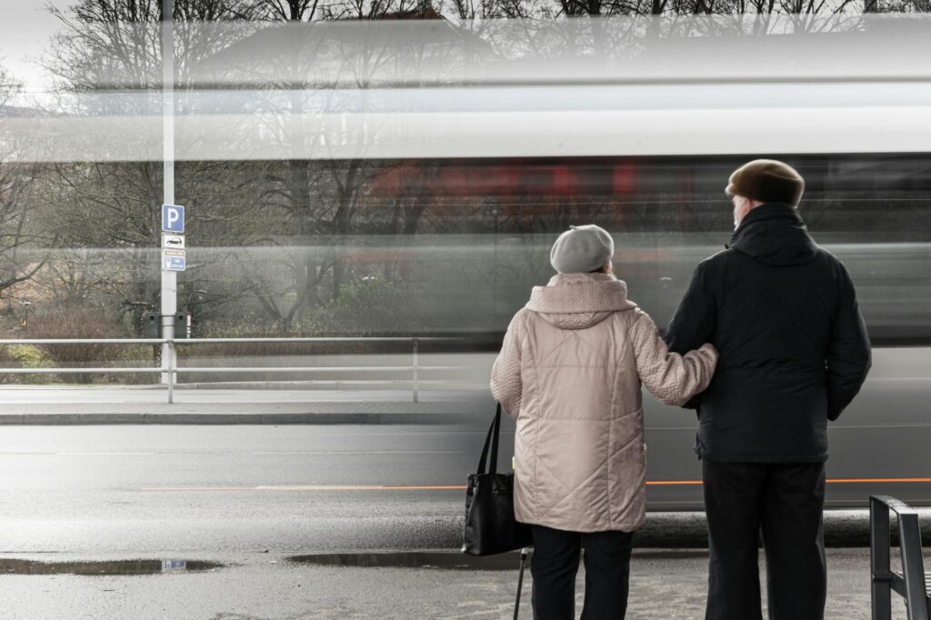 Romance em Ponto de Ônibus: A Magia do Acaso na Vida Urbana
