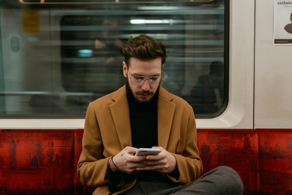 Metrô à Noite: Conforto Visual e Saúde Ocular na Tela