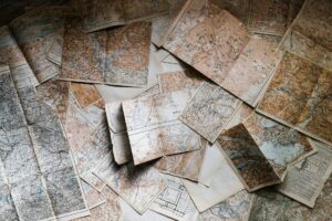 Organize Mapas e Guias: A Solução Simples com Clipes e Elásticos!