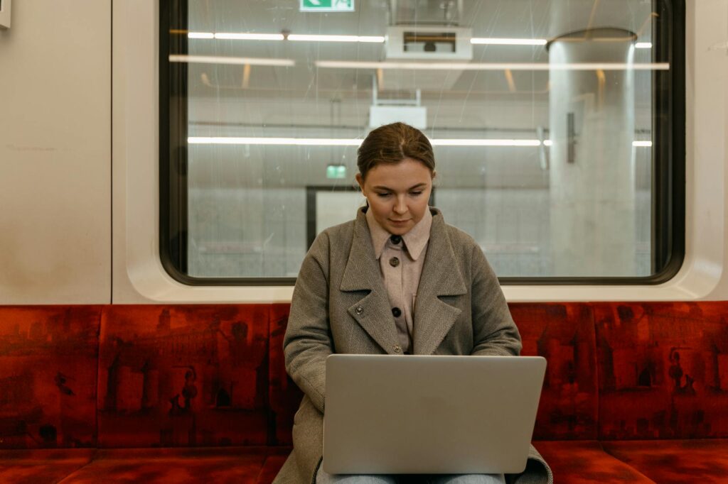 Coworking Móvel: Energia e Conectividade em Vagões de Trem