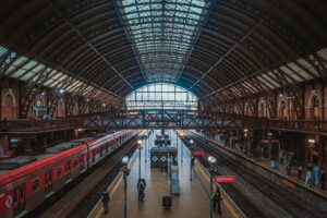 Ache Banheiros Públicos em Estações de Metrô e Trem | Guia Completo